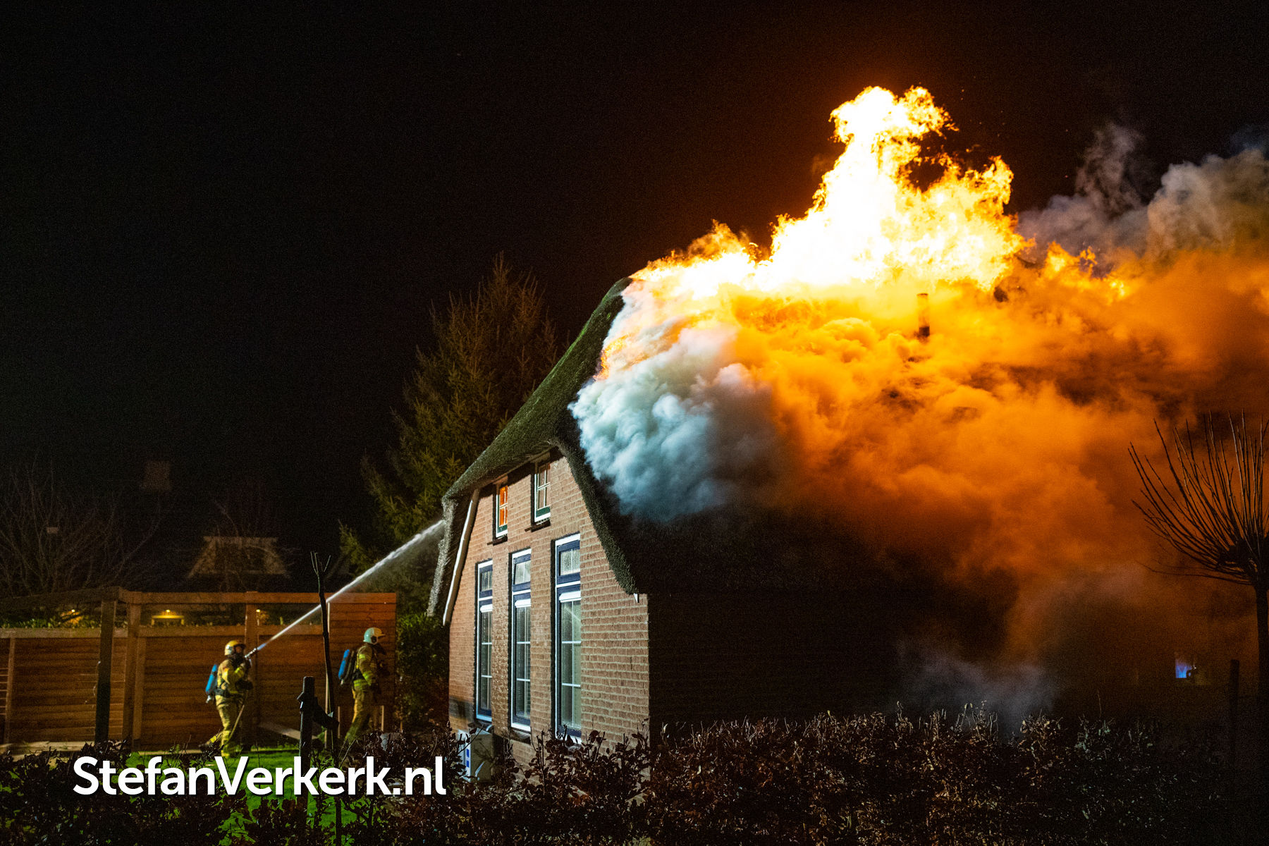 aanraken herberg Hamburger Uitslaande brand verwoest rietgedekte woning Vierhuizenweg Oldebroek -  Nieuws - Stefan Verkerk Fotografie & Webdesign