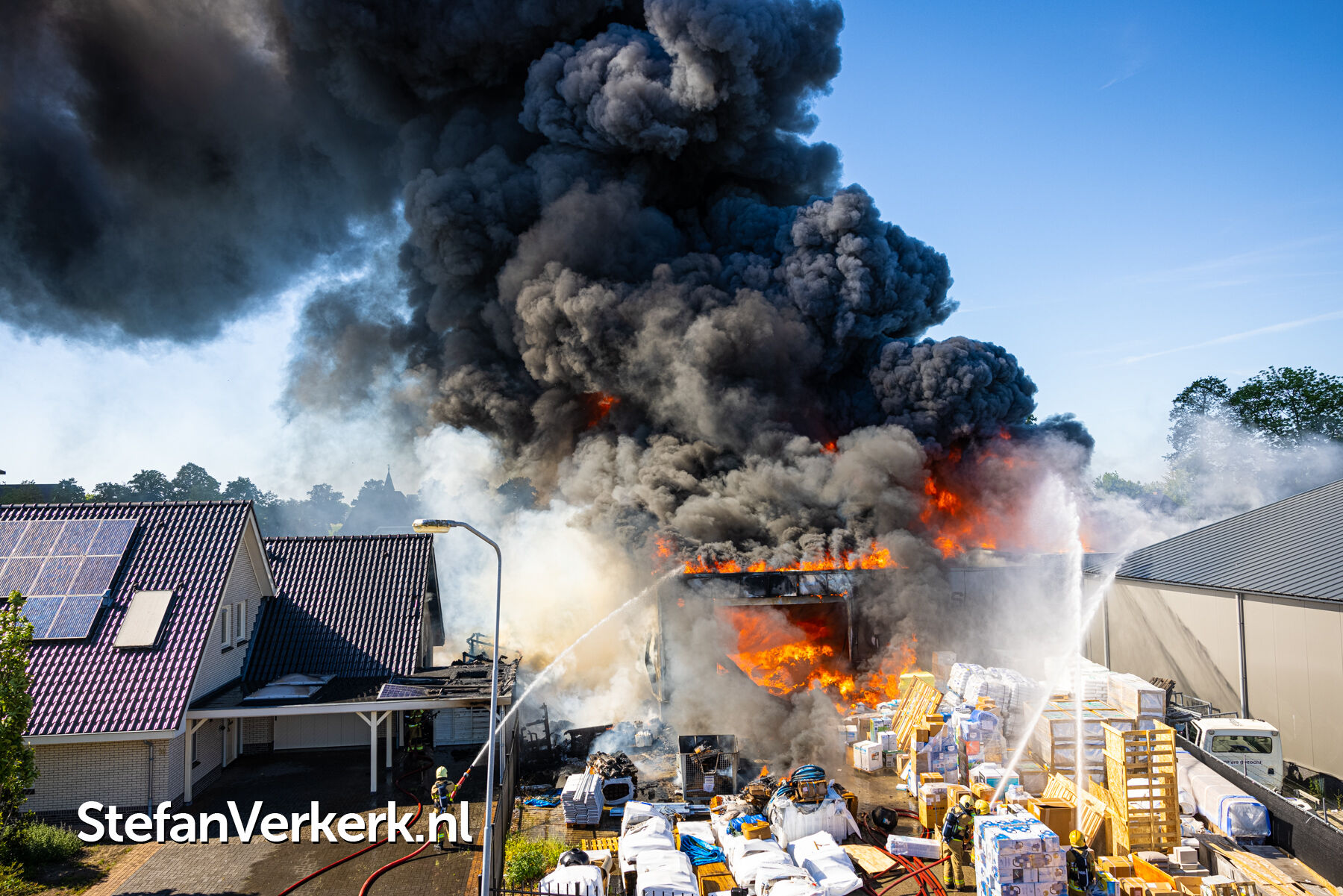waarheid tanker woede Zeer grote brand verwoest bedrijf aan de Elzenweg in Oldebroek - Nieuws -  Stefan Verkerk Fotografie & Webdesign