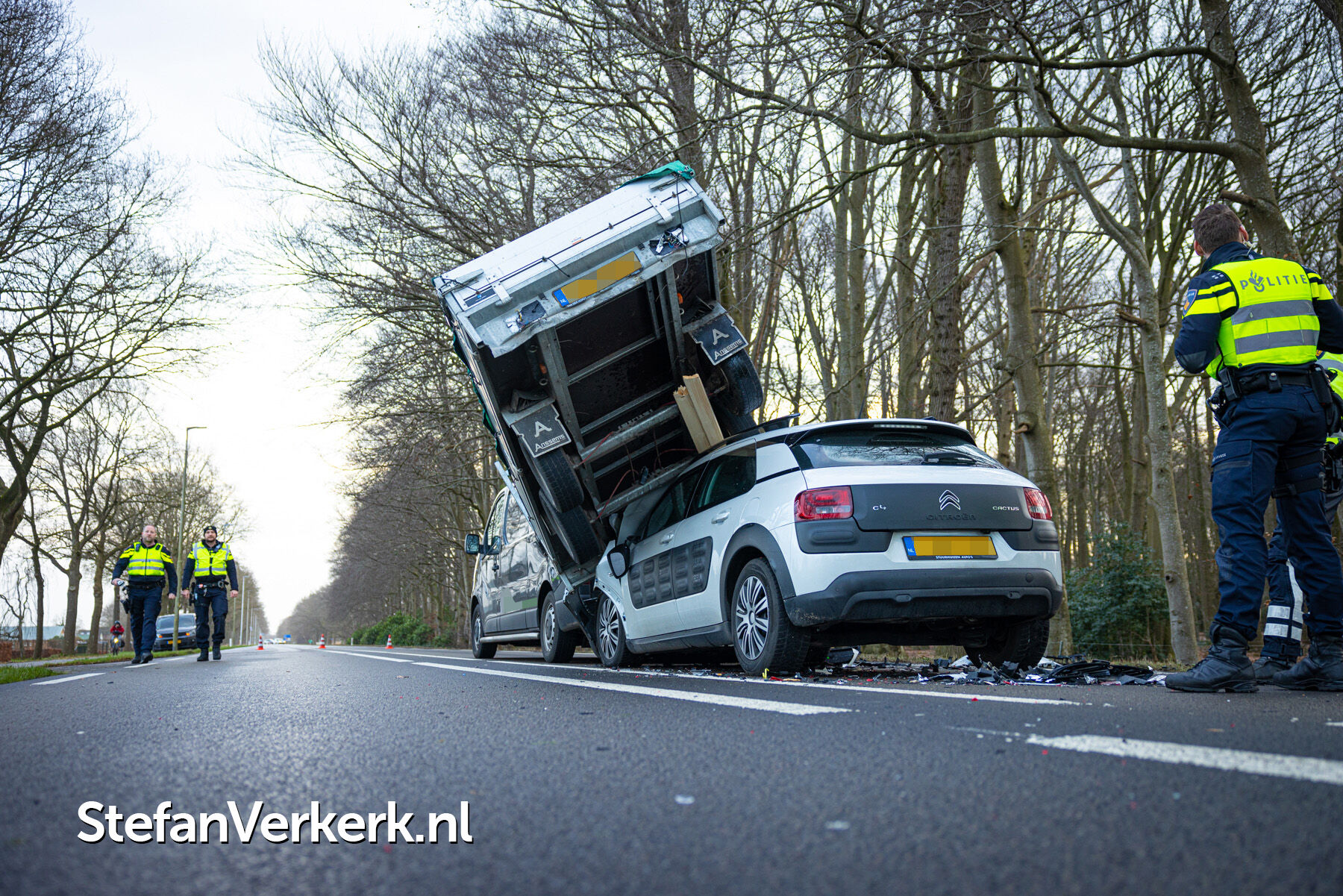 spoelen Visser toespraak Aanhanger belandt boven op auto bij ongeval N308 Zuiderzeestraatweg Wezep -  Nieuws - Stefan Verkerk Fotografie & Webdesign