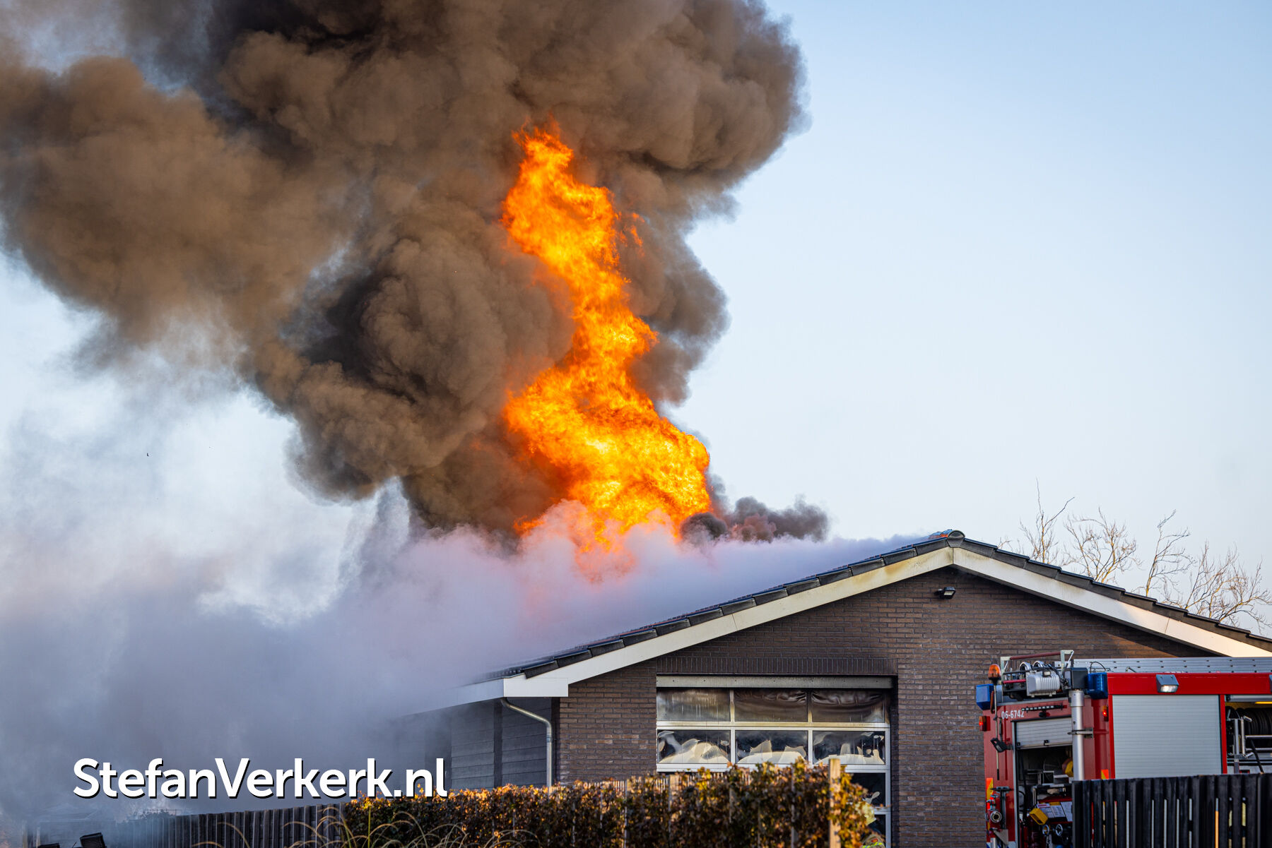 Gewend Duur Gespecificeerd Viskarren gered van vlammen bij felle uitslaande brand Zuiderzeestraatweg  Oldebroek - Nieuws - Stefan Verkerk Fotografie & Webdesign